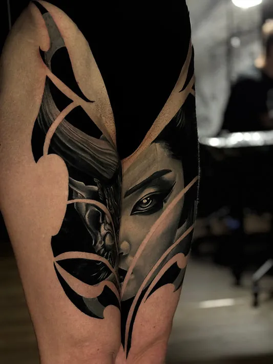Tatouage réaliste noir et gris, portrait fusionné avec un masque sombre, avant-bras
