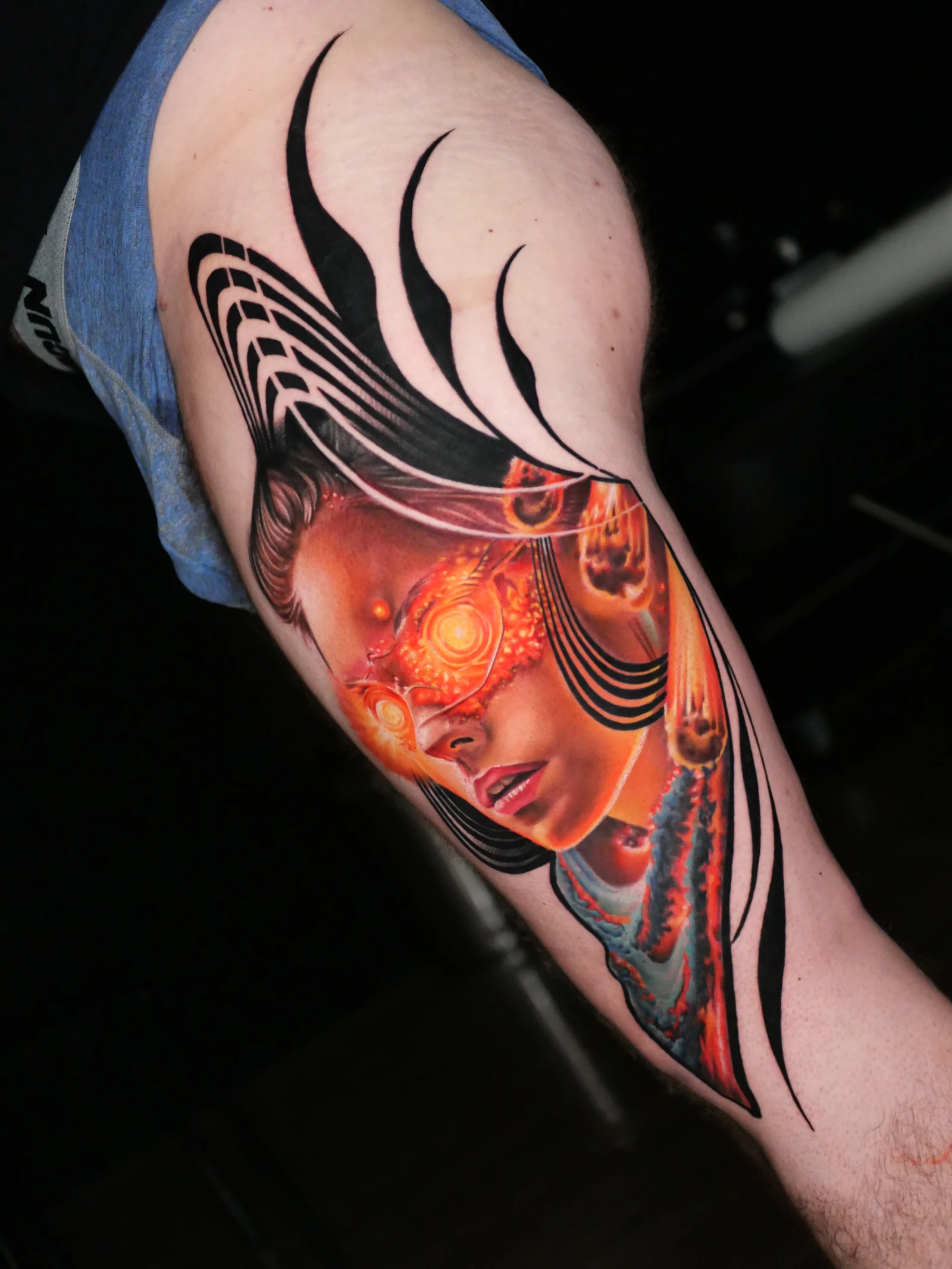 Portrait fragmenté et flammes, tatouage réaliste couleur, symbole de renaissance