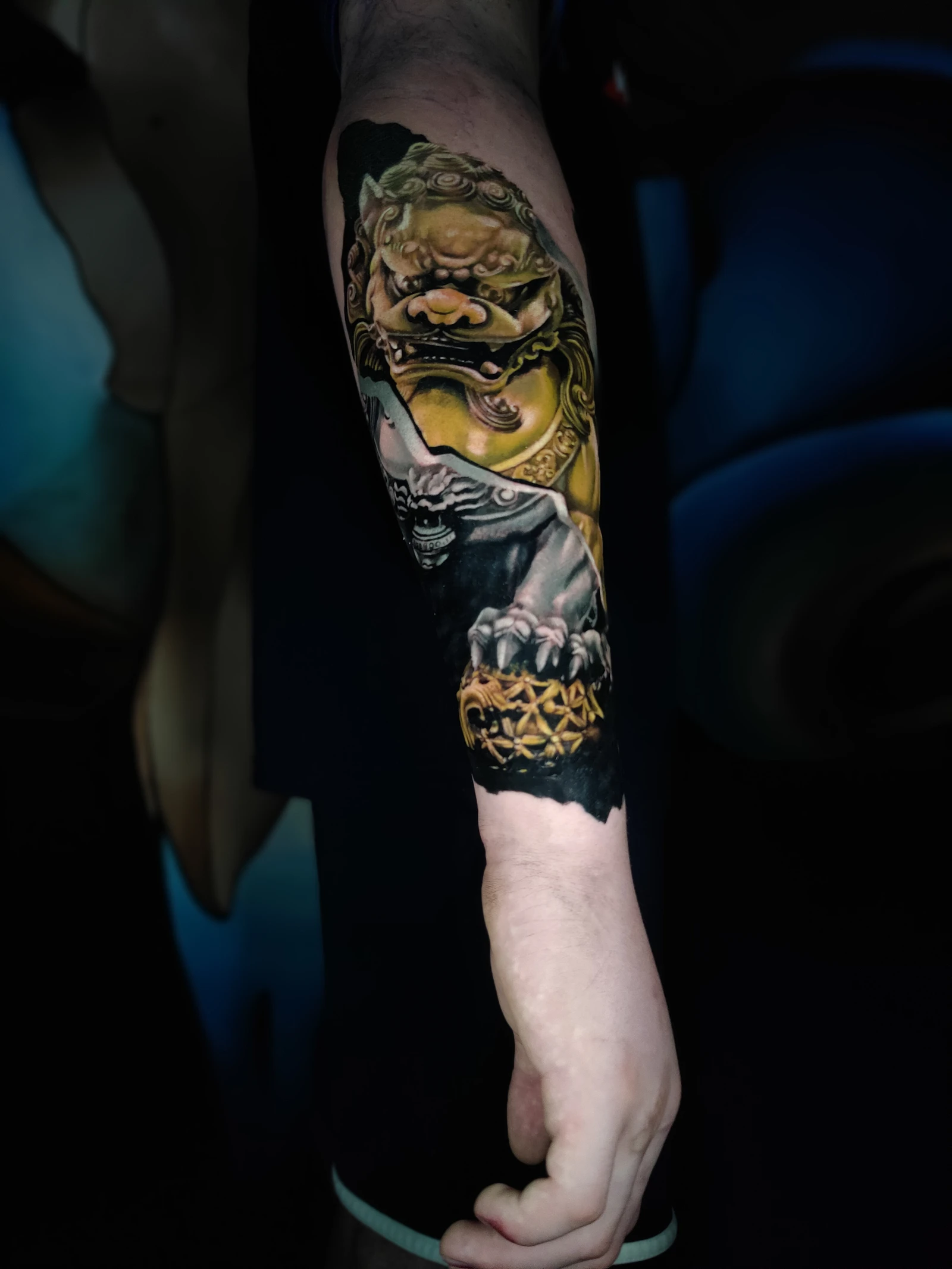 Lion gardien de la connaissance, mythologie chinoise, tatouage avant-bras