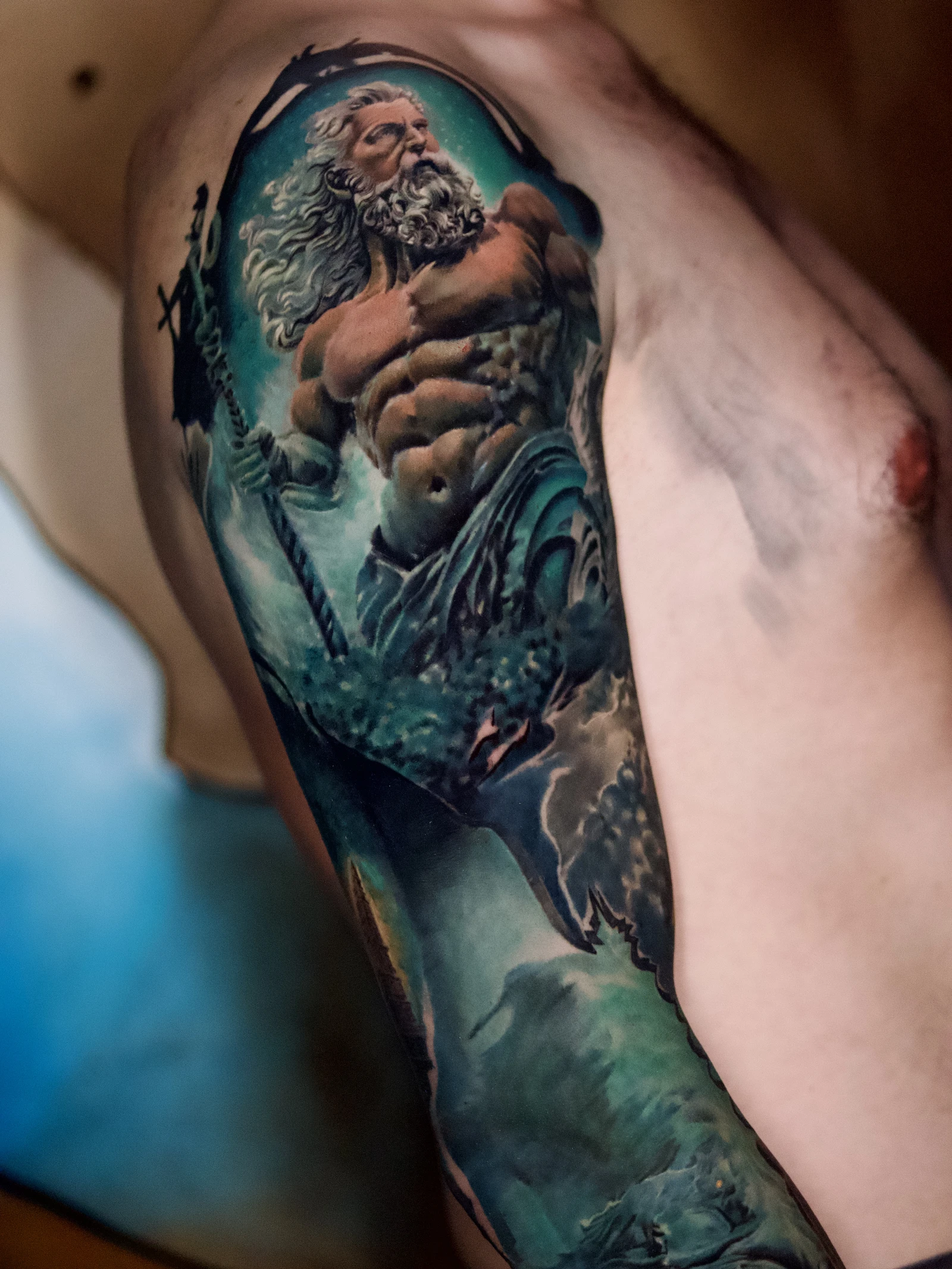 Poséidon, maître des océans, trident, tatouage épaule couleur