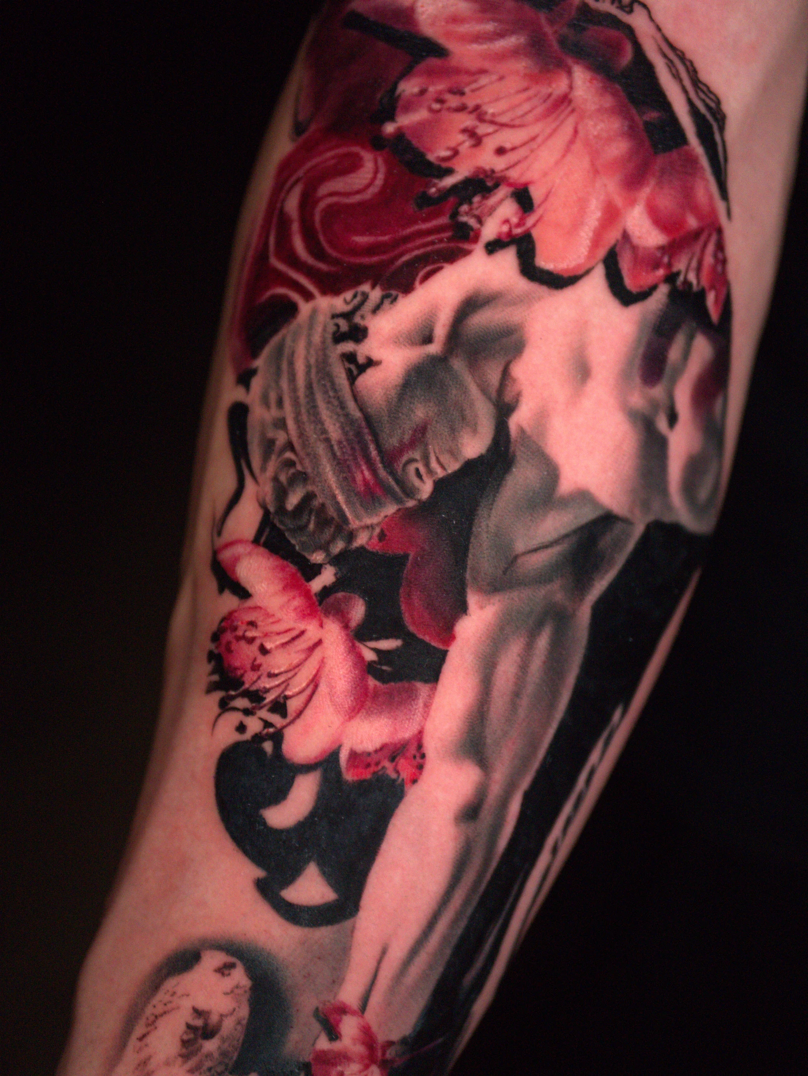 Hercule et le serpent, statue aux yeux bandés, fleurs de cerisier, tatouage avant-bras