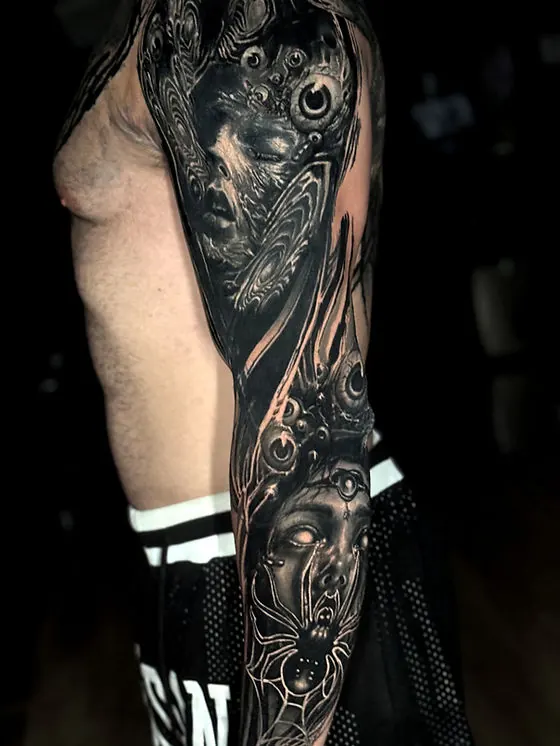 Sleeve complet noir et gris, visages et araignée, tatouage bras entier