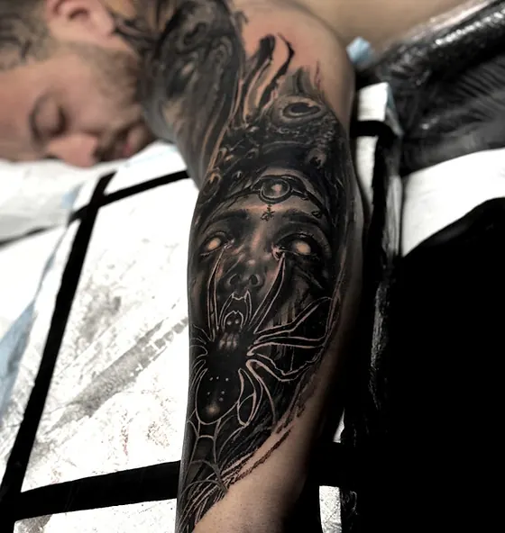 Détail du sleeve, visage et toile d'araignée