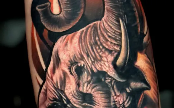 Détail rapproché de la trompe en forme de S, tatouage réaliste couleur éléphant