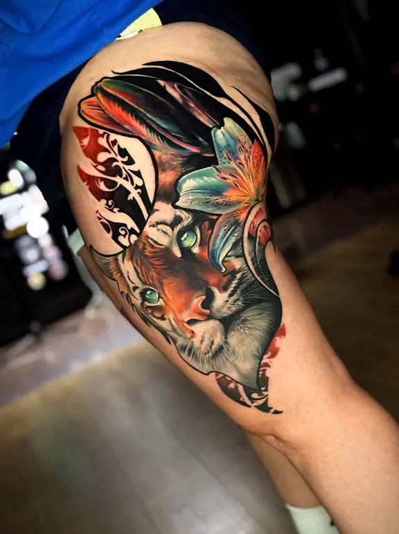 Tête de tigre réaliste couleur, cuisse, plumes et fleur de lys, tatouage