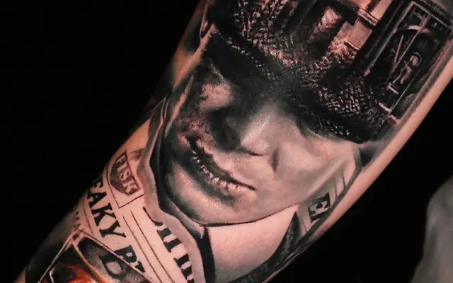 Thomas Shelby, portrait réaliste, tatouage avant-bras, série Peaky Blinders