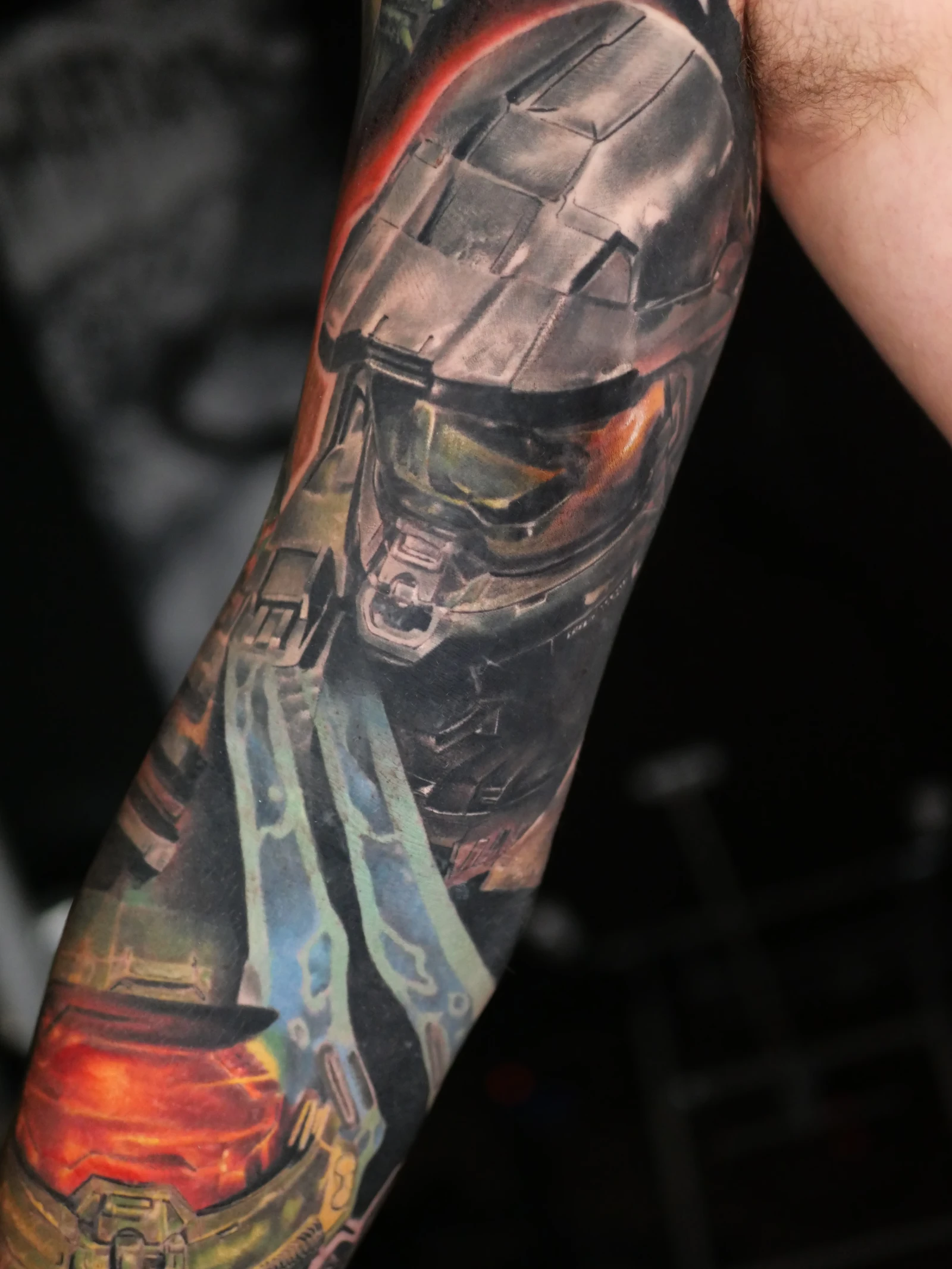 Spartan casqué, tatouage réaliste avant-bras extérieur, Halo