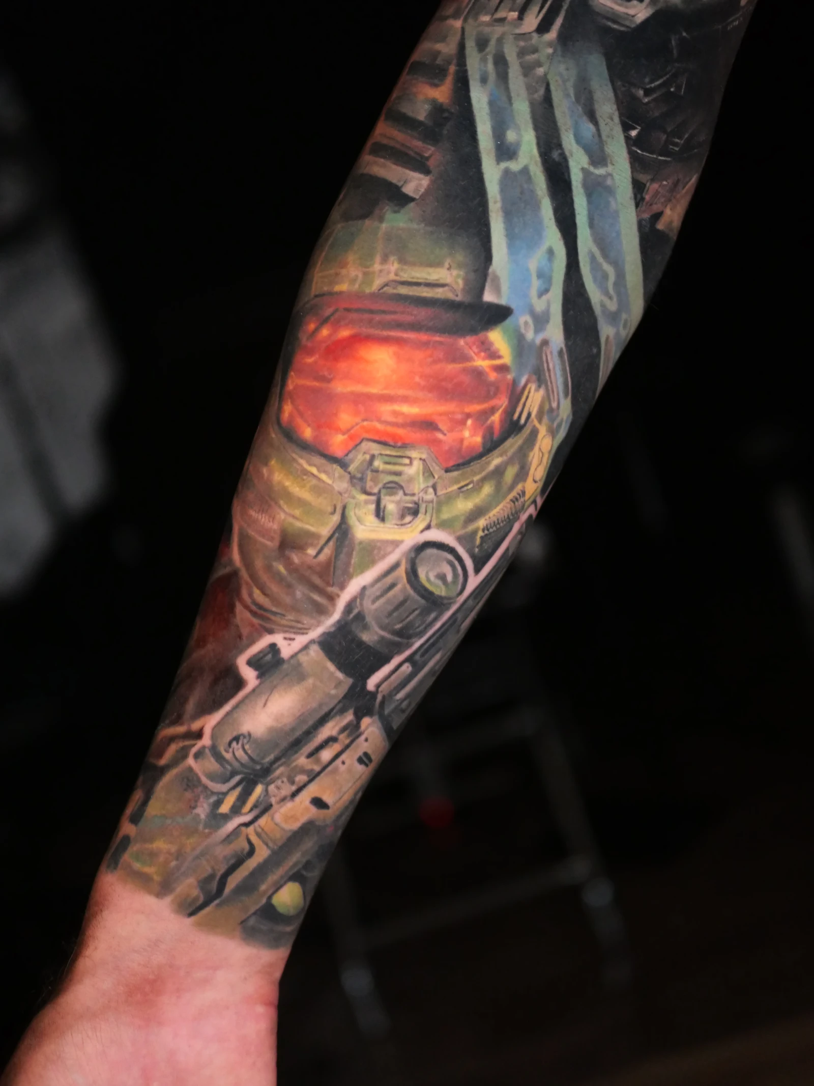 Spartan casqué, tatouage réaliste avant-bras intérieur, Halo