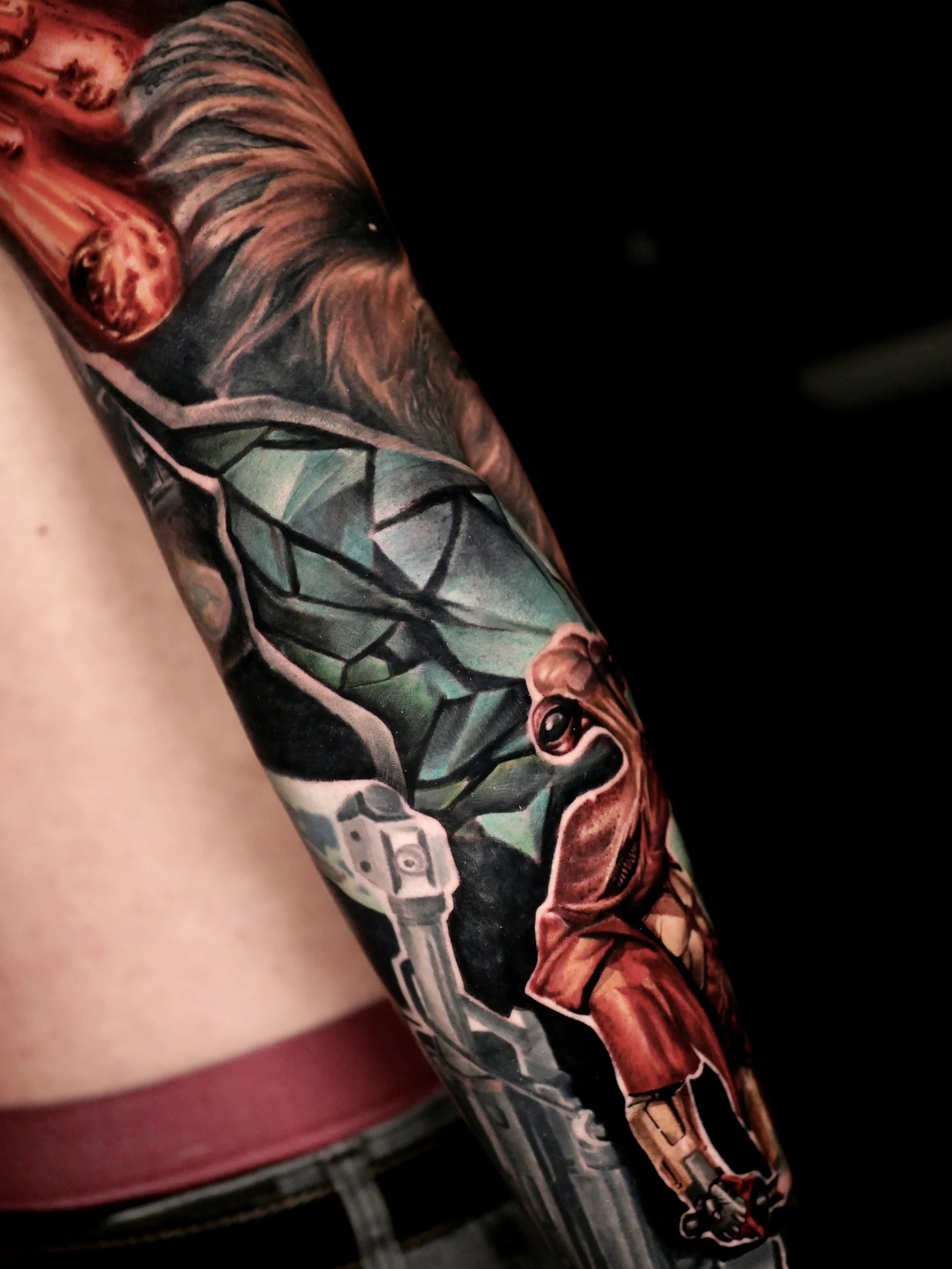 Détail du coude, tatouage réaliste couleur, sleeve Star Wars