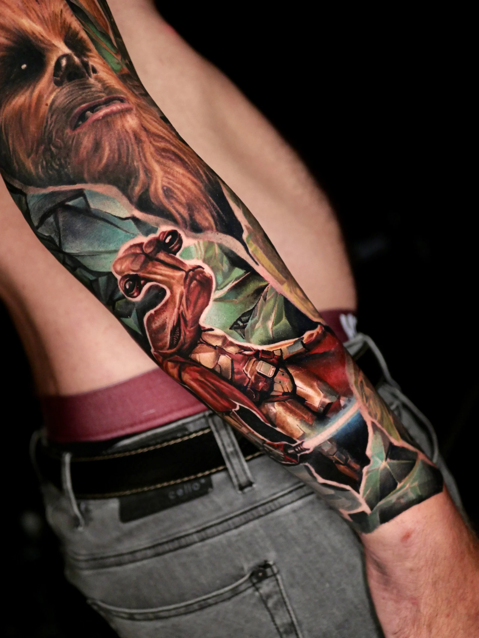 Détail de l'avant-bras extérieur, tatouage réaliste, sleeve Star Wars