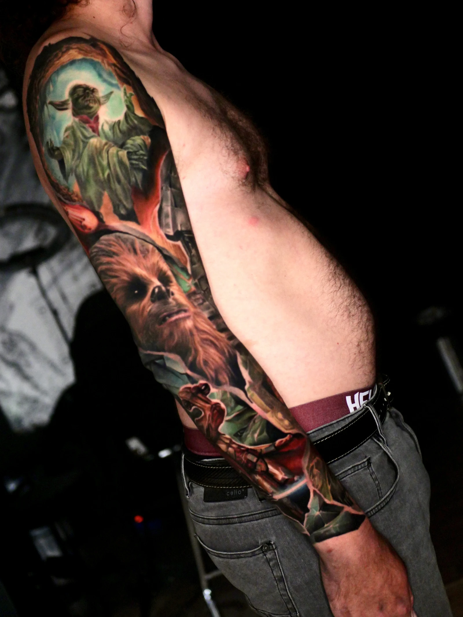 Sleeve complet Star Wars, Yoda à l'épaule, Chewbacca au biceps, tatouage réaliste couleur bras entier