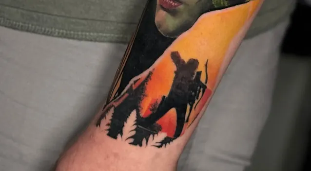 Le tatouage d'Ellie sous un autre éclairage, avant-bras complet