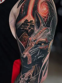 Détail rapproché du tatouage Anubis cosmique